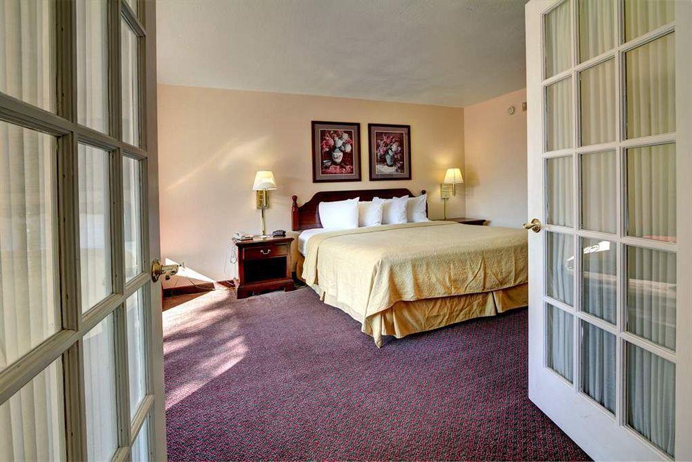 ホテル クオリティ イン & スイーツ カンファレンス センター ニューポート・リッチー エクステリア 写真