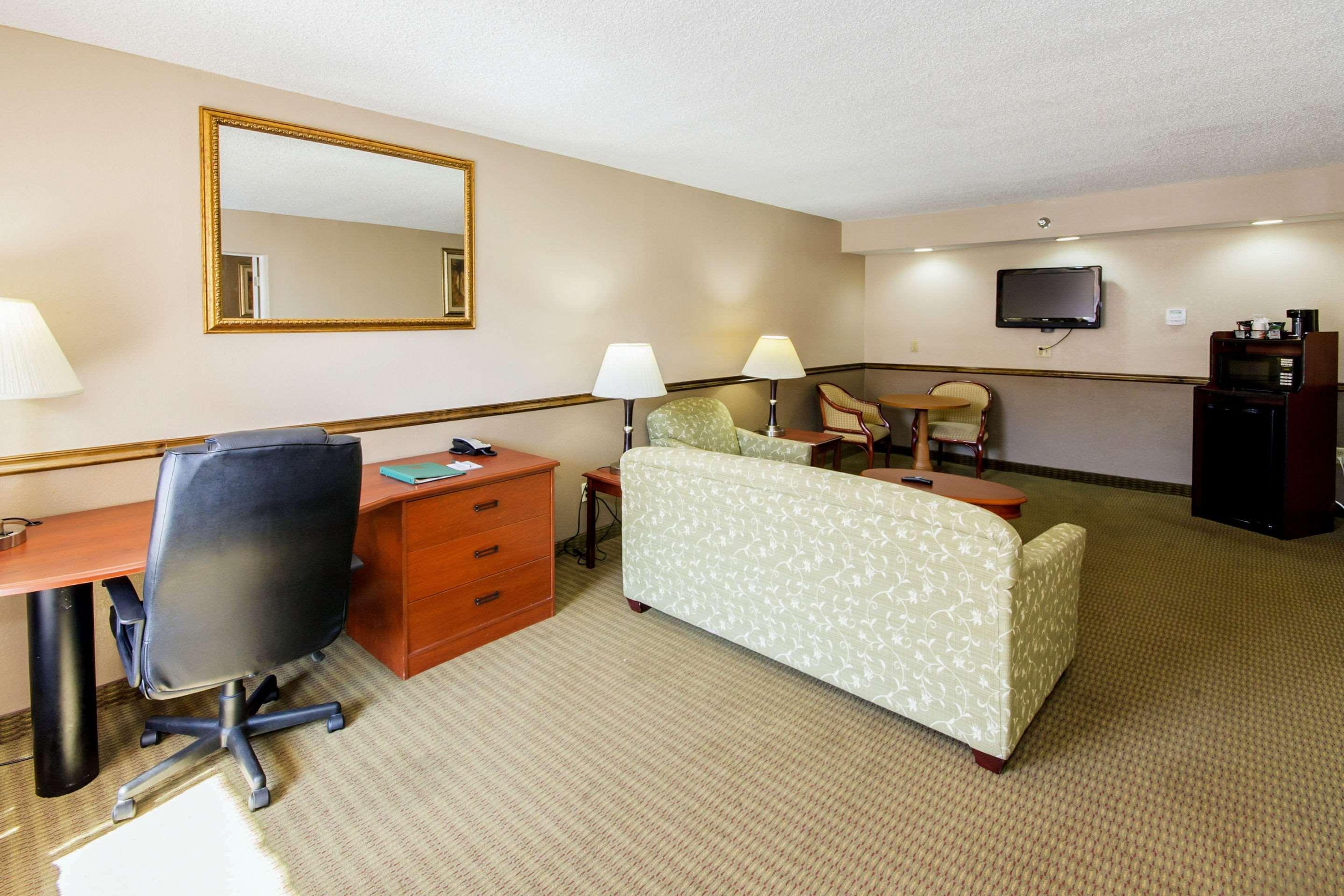 ホテル クオリティ イン & スイーツ カンファレンス センター ニューポート・リッチー エクステリア 写真